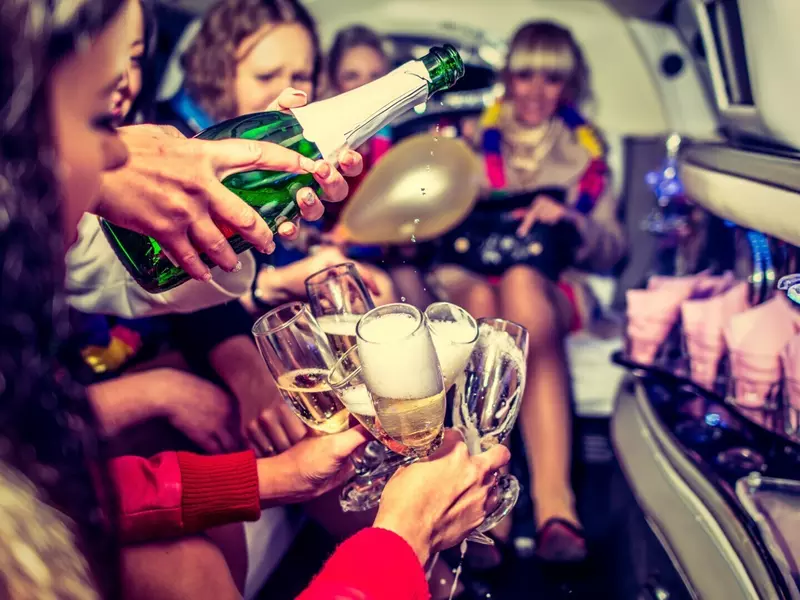 Imprezowe pojazdy w Katowicach – limuzyna i znacznie więcej!