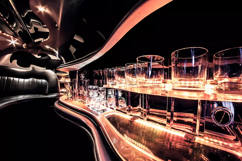 Szalony wieczór panieński lub kawalerski w Katowicach? Limuzyna już na Was czeka! 