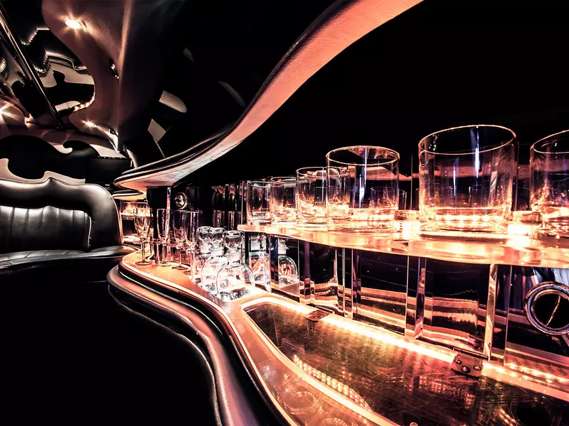 Szalony wieczór panieński lub kawalerski w Katowicach? Limuzyna już na Was czeka! 