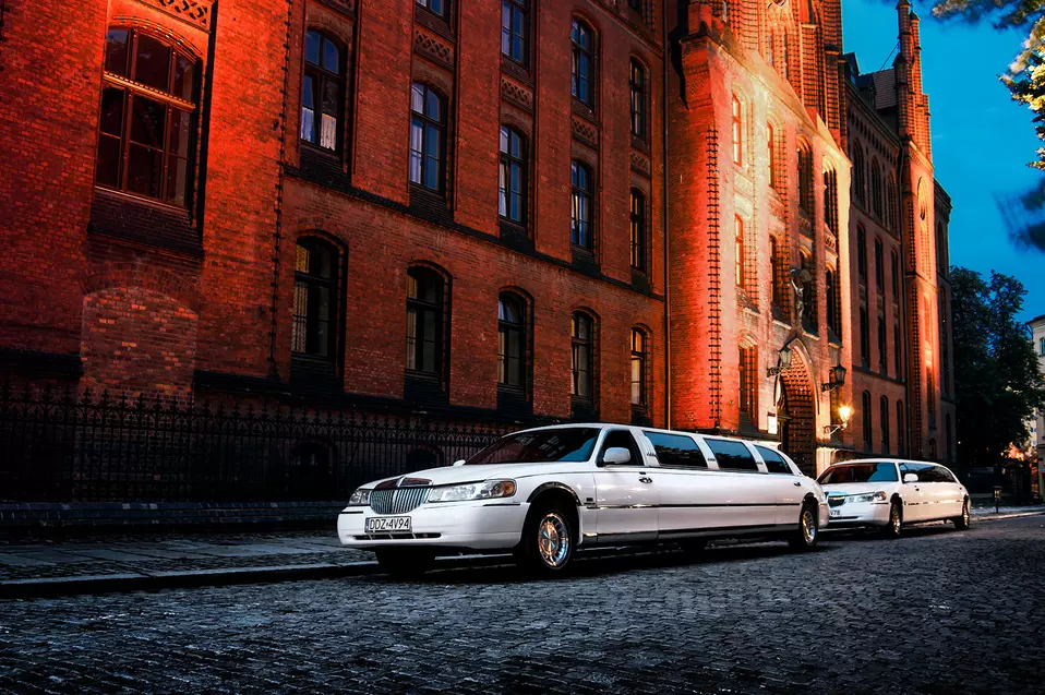 Limuzyna czy party bus na wynajem – co wybrać? 